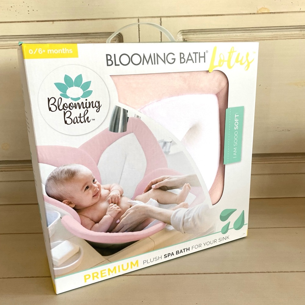 NWT Blooming Bath Lotus in Light Pink/White/Gray